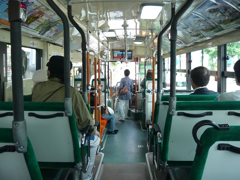 バス車内