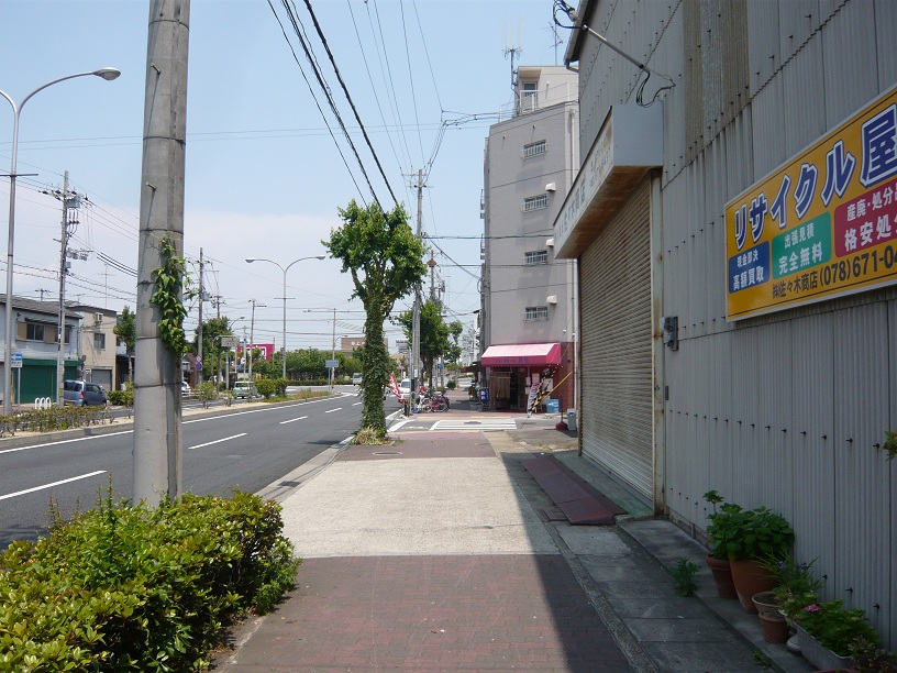 駅を出て右手