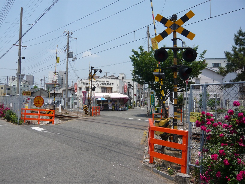 出ると踏切が