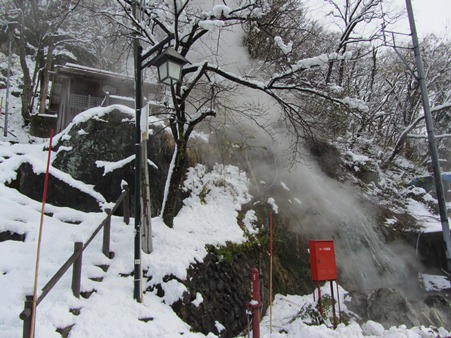 姫川温泉の噴出口