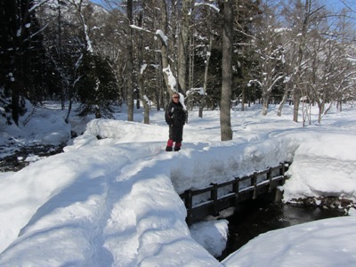 厳冬の姫川源流と私、橋に積もった雪で雪の多さがお分かり願えるかな?
