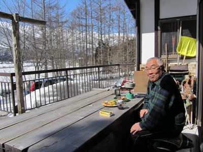 ベランダから白馬三山を見ながらのある日の遅い朝食