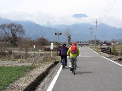 安曇野を走る有明山