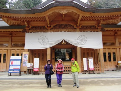 穂高神社、ちょうど今日結婚するカップルが写真を撮っていました、白無垢のきれいな花嫁さん