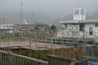 隣りの家