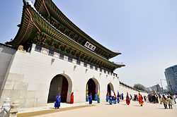 250px-Gwanghwamun_2012.jpg