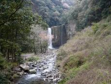 遠くから滝を