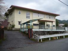 小学校の分校がある