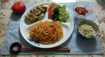 晩御飯 ナポリタンとギョーザ