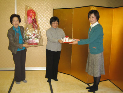 事務局長にお礼の品