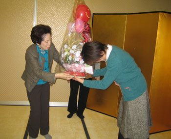 事務局長に花束ばるーん