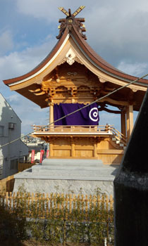 白蛇神社 壁に白蛇