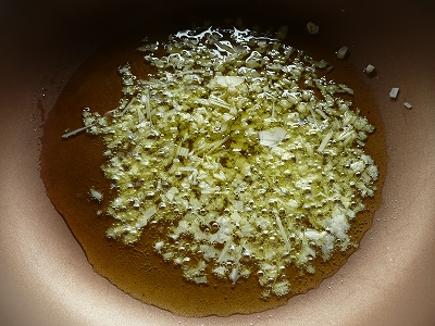 ニンニクをオリーブオイルで炒める