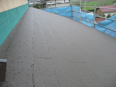 北側の屋根はすでに設置済み