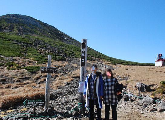 登山口で仲良く記念撮影です^^;