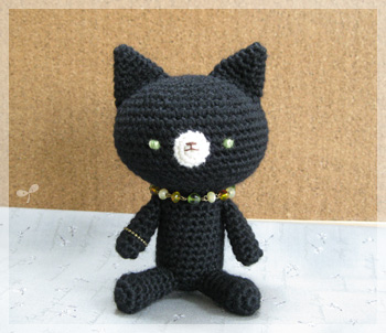 ビーズネックレスの黒猫さん