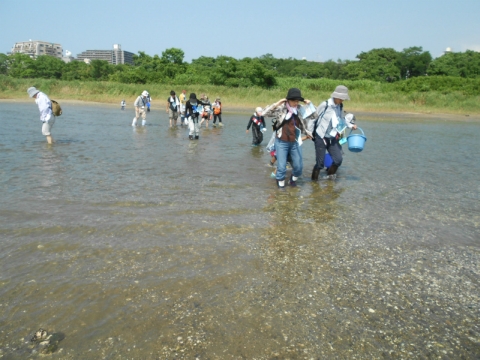 唐の原川河口を渡る