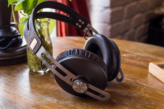 SENNHEISER_MOMENTUM_01.jpg