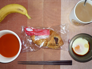 チョコクロワッサン,目玉焼き,野菜スープ,バナナ,コーヒー