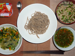 日本蕎麦(二八蕎麦),玉葱とほうれん草とミックスベジタブルのソテー,納豆汁,ヨーグルト