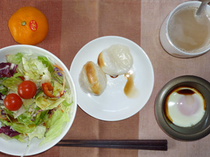 丸餅×2,サラダ,目玉焼き,みかん,コーヒー