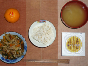 納豆ご飯,ニラともやしときのこの炒め物,玉ねぎのおみそ汁,みかん