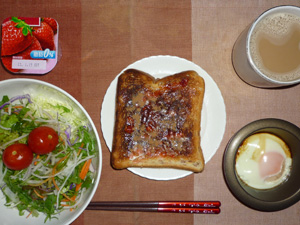イチゴジャムトースト,サラダ,目玉焼き,ヨーグルト,コーヒー