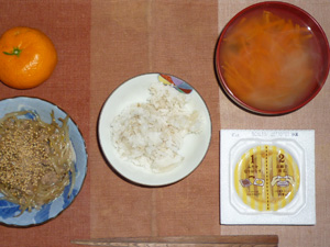 胚芽押麦入りご飯,納豆,もやしとひき肉のにんにく醤油炒め,人参のおみそ汁,みかん