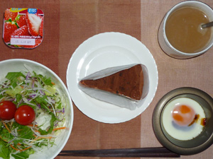 チョコブラウニーケーキ,サラダ,目玉焼き,ヨーグルト