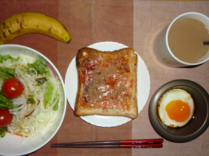 イチゴジャムトースト,目玉焼き,サラダ,バナナ,コーヒー