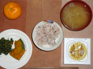 胚芽押麦入り五穀米,納豆,ほうれん草の胡麻和え,カボチャの煮つけ,玉ねぎのおみそ汁,みかん