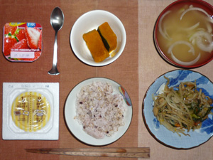 胚芽押麦入り五穀米,納豆,にらともやしの蒸し炒め,カボチャの煮つけ,玉ねぎのおみそ汁,ヨーグルト