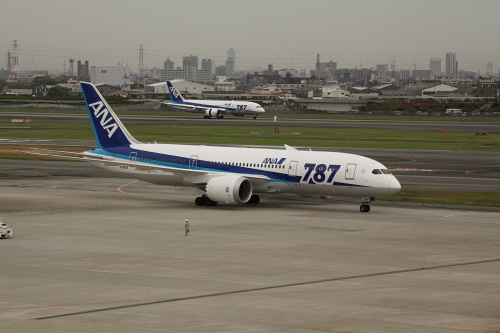 B787_伊丹_20130601_02