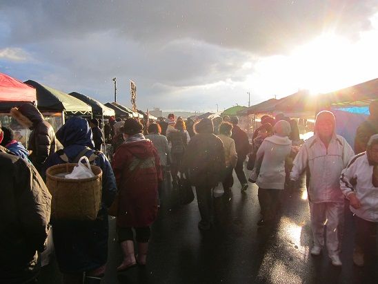 12月の八戸館鼻岸壁朝市