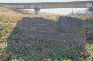 旧東海道:高水敷に残る旧馬入川橋梁橋脚上り線-1