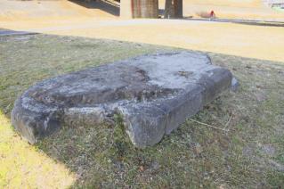 旧東海道:高水敷に残る旧馬入川橋梁橋脚下り線