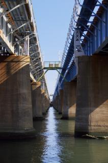 旧東海道:東海道線馬入川橋梁を橋脚の間から見る