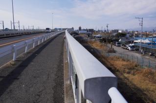 旧東海道:馬入橋の高欄上から平塚方面を見る