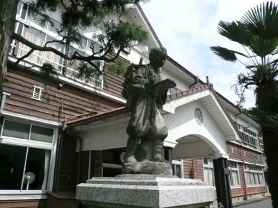 昔の校舎と二宮金次郎像