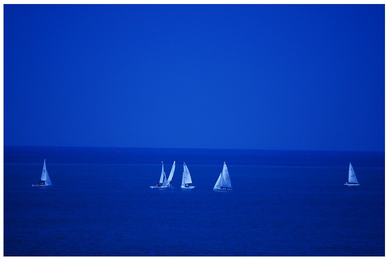 青い風景のヨット