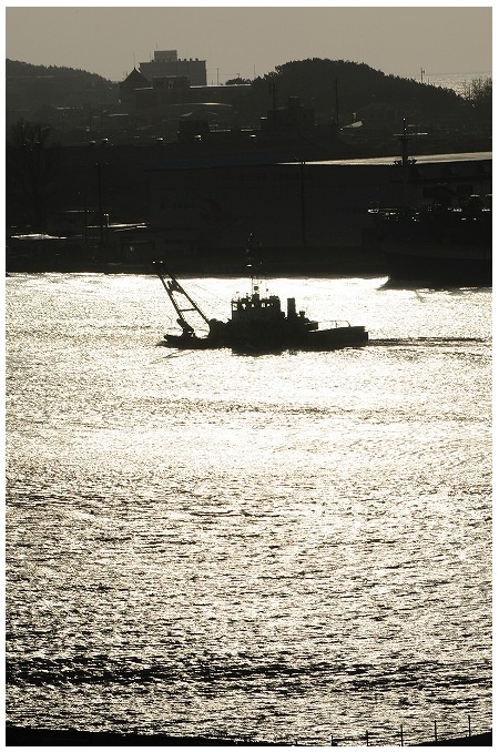 信濃川と船