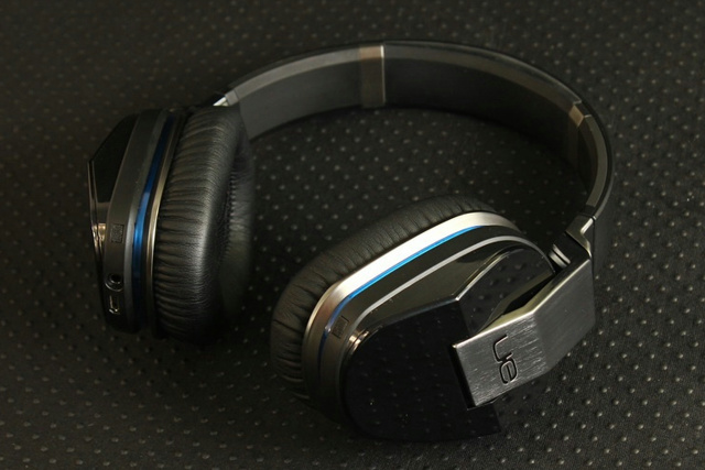 Bluetooth_Headphones_01.jpg
