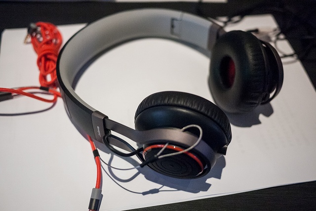 Bluetooth_Headphones_05.jpg