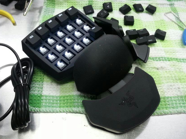 白軸&白LEDに改造された左手用デバイス(Razer Orbweaver 白軸&白LEDに改造された左手用デバイス(Razer Orbweaver
