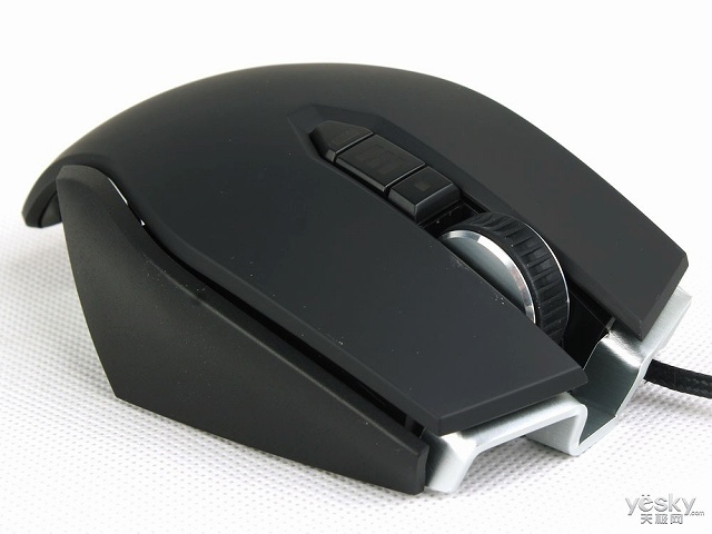 Vengeance_M65_04.jpg
