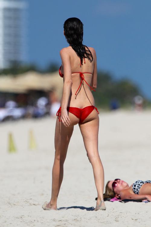 Nicole_Trunfio_on_the_beach_in_Miami_110112_61.jpg